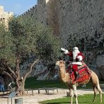 סנטה קלאוס מבקר בעיר העתיקה בירושלים