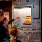 אנו, מוזיאון העם היהודי, לובש חג בפורים