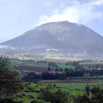 משפחות מטיילות בגשם ונזהרות להישמע להנחיות