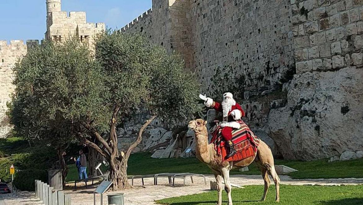 סנטה קלאוס מבקר בעיר העתיקה בירושלים