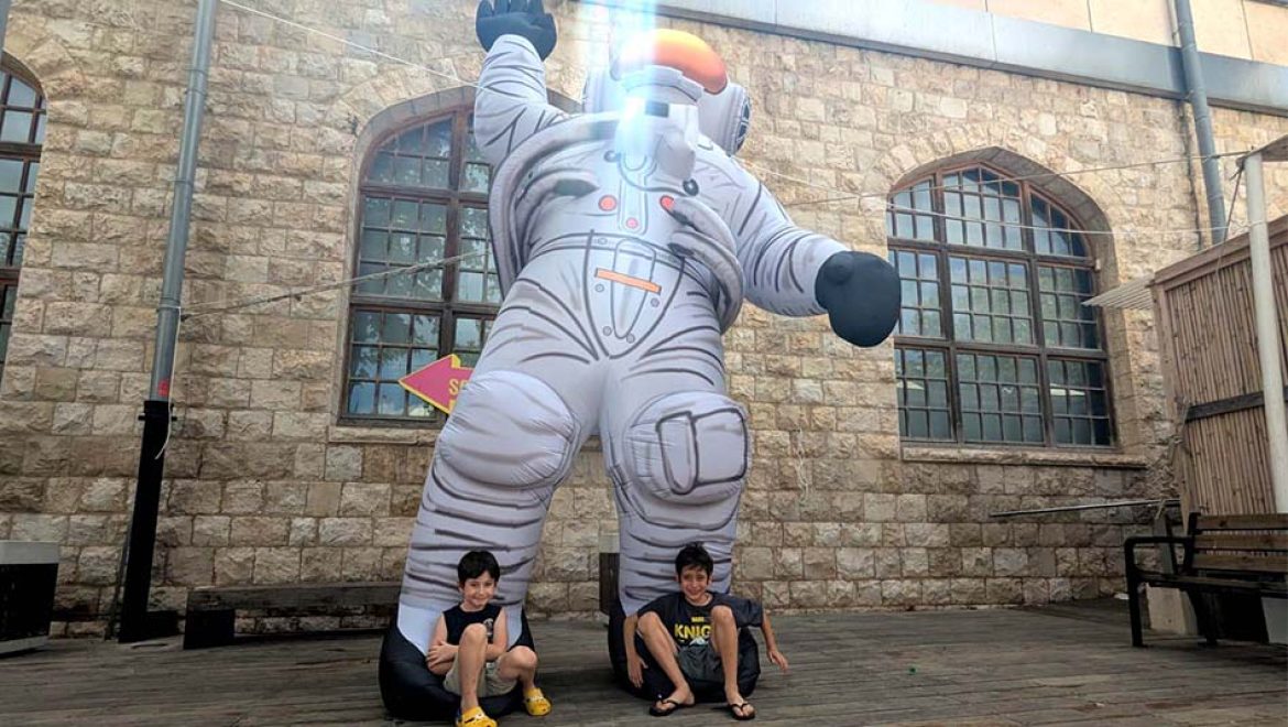 אורי ויהונתן נהנים בתערוכה ב “שביל החלל” במדעטק: מסע לעולם אחר במוזיאון הלאומי למדע, בחיפה