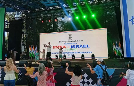 פסטיבל הודו ססגוני בסוכות והמשפחות נהנות
