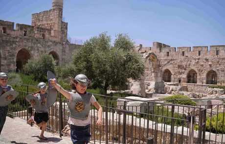 המשפחות בוחרות ביום הבחירות העירוניות במגדל דוד מוזיאון ירושלים