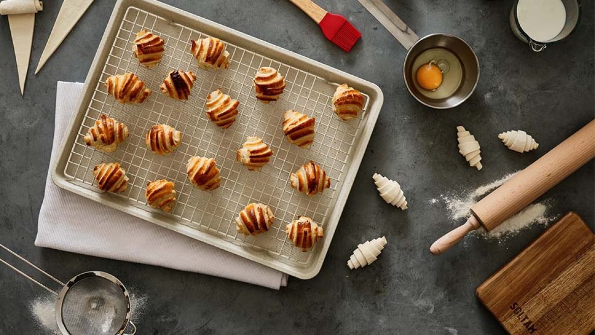 תבניות אפייה למגוון צרכים מסדרת AIR BAKE של סולתם. צילום גיל אבירם מבשלים בריא ובטוח עם סולתם וכל המשפחה נהנית