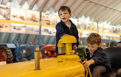 חגיגת הטרקטורים של סבא רן בחצר ראשונים בעין שמר