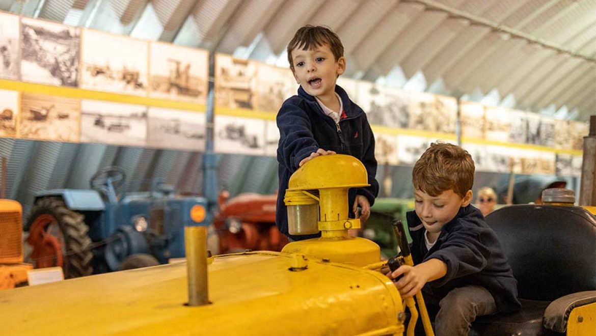 חגיגת הטרקטורים של סבא רן בחצר ראשונים בעין שמר