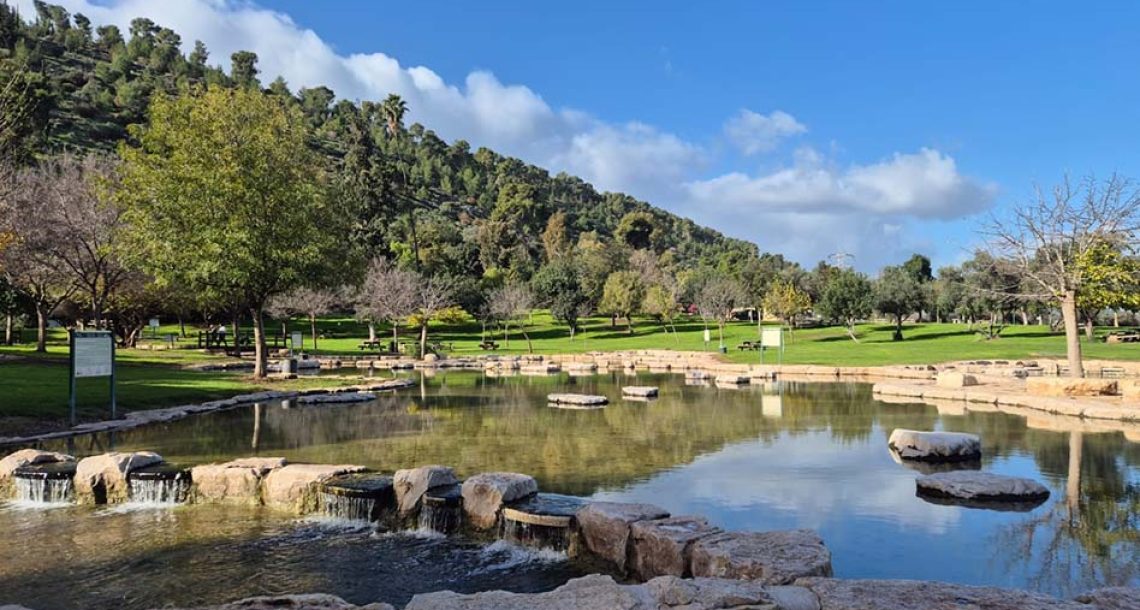 המשפחות אינן מוותרות על יציאה לטבע גם בחורף, אך נזהרות