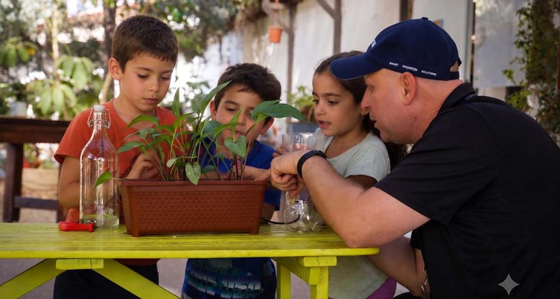 “לגעת באדמה”: פעילויות חקלאיות למשפחה בחבל תקומה ובנגב המערבי
