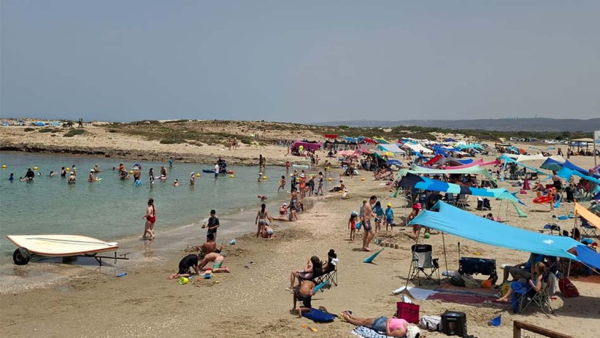 שמורת הטבע חוף דור הבונים. צילום מתן כרמל, רט רבבות משפחות פקדו בשבת השרבית את אתרי המים