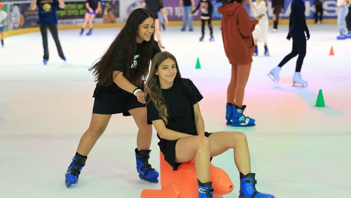 מכייפים בהיכל הקר, חולון. צילום רפי דלויה “נעל ההפתעות”: מסיימים את אוגוסט 2025 בהיכל הקרח חולון