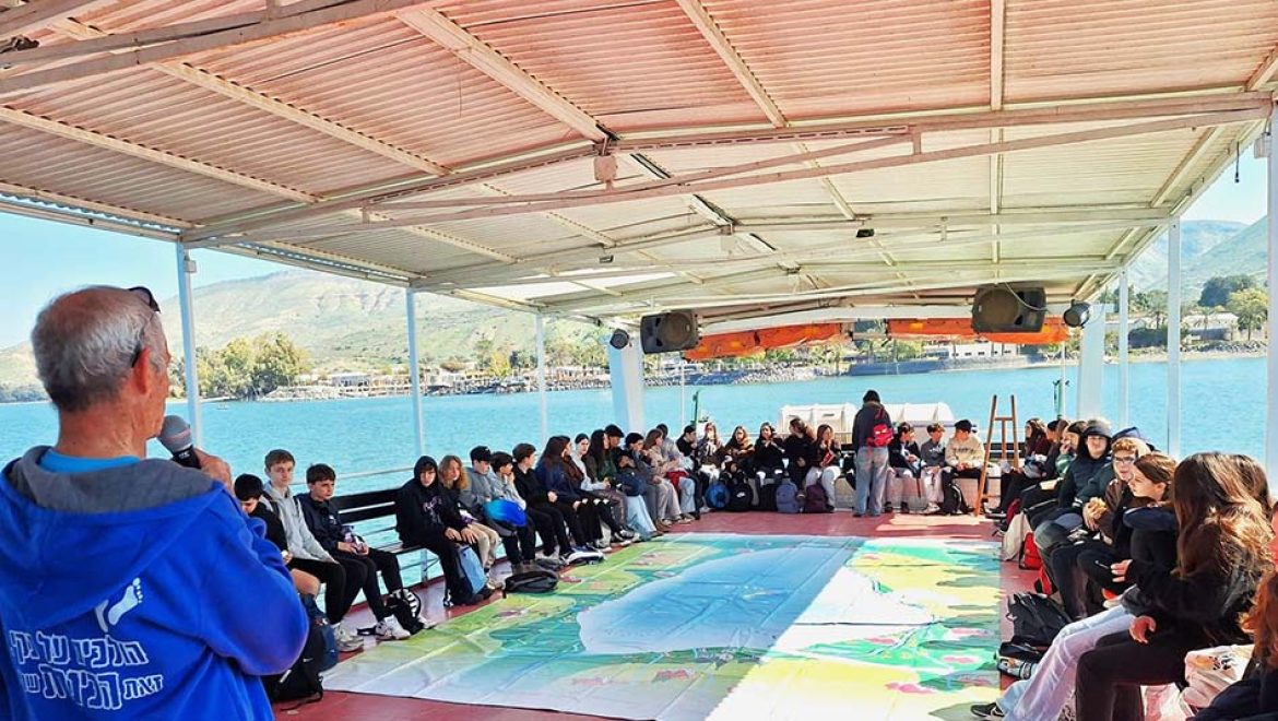 המעבדה השטה בכנרת. צילום אוריה פרנקל, איגוד ערים כינרת חוגגים סוכות בכינרת, עם סיורים, שאטלים ושייט