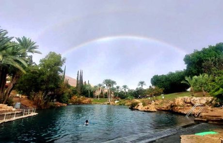 מטיילים בגשם: בין הטיפות, קשת בענן מרהיבה ונד מים נדיר