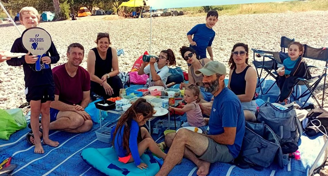 מציינים את יום הפיקניק הבינלאומי על שפת הכינרת