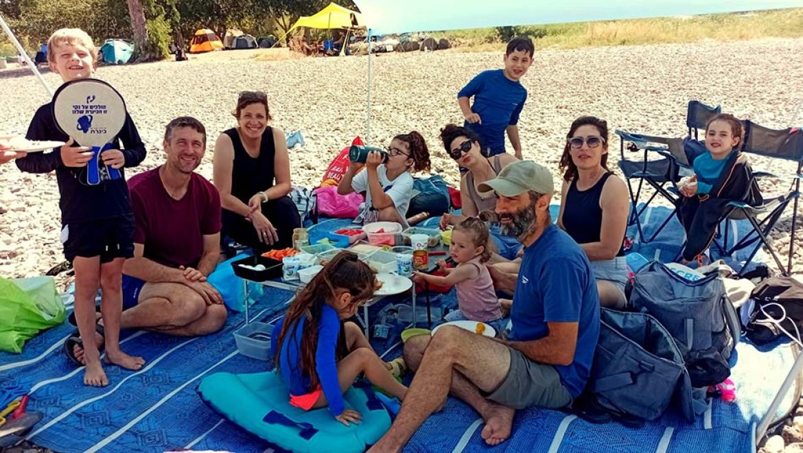 מציינים את יום הפיקניק הבינלאומי על שפת הכינרת