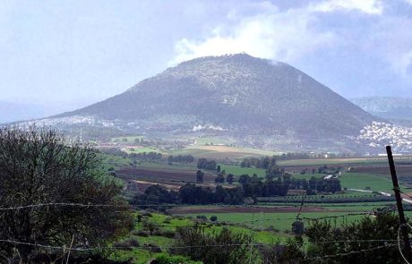 משפחות מטיילות בגשם ונזהרות להישמע להנחיות