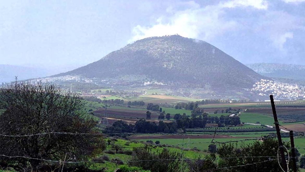 משפחות מטיילות בגשם ונזהרות להישמע להנחיות