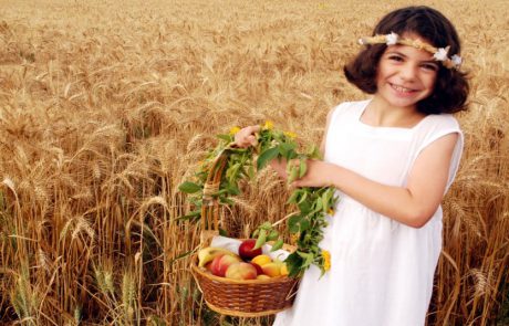 חוגגים שבועות בקיבוץ יגור